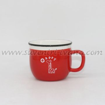 червена керамична чаша с жираф и надпис Happy