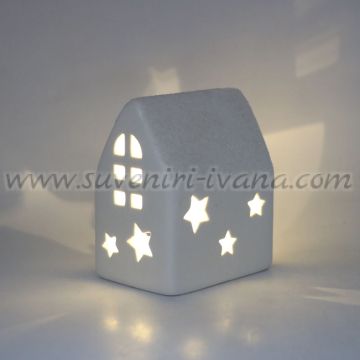 светеща къщичка със заскрежен покрив - LED декорация