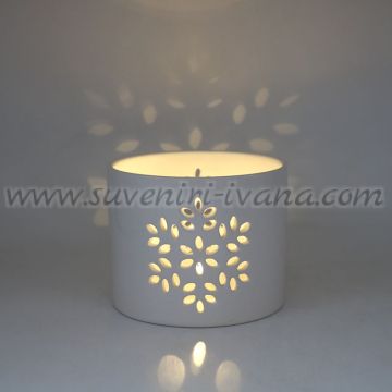 керамичен свещник с изрязан снежен мотив