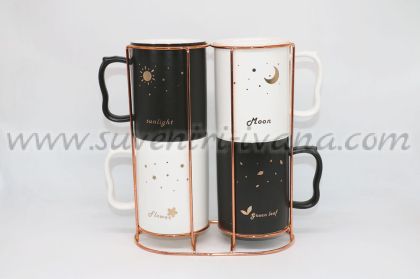 комплект бели и черни чаши с метална стойка