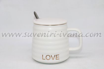 черна чаша с надпис 'Love'