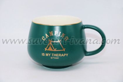 тъмнозелена чаша с палатка и надпис Camping is my therapy