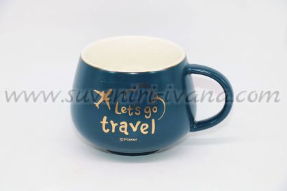 тъмносиня чаша със самолет и надпис Let's go travel