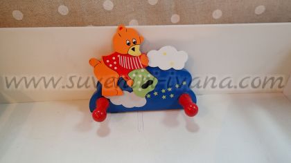 Дървена закачалка с 3Д декорация мече 12,0 х 9,0 см.