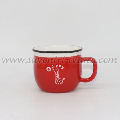 червена керамична чаша с жираф и надпис Happy