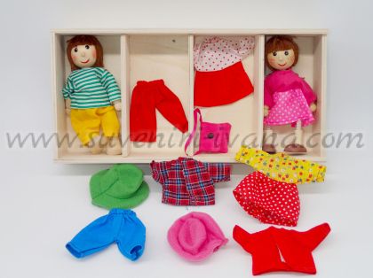 Дървени кукли момче и момиче с дрешки за преобличане 