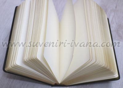 книга с бели листа и черни кожени корици