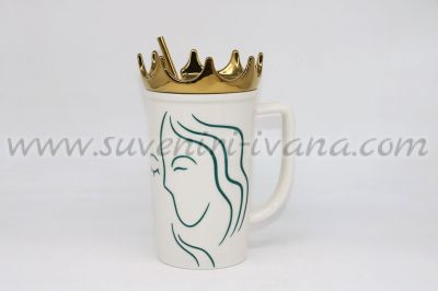 чаша с метална сламка и капаче корона
