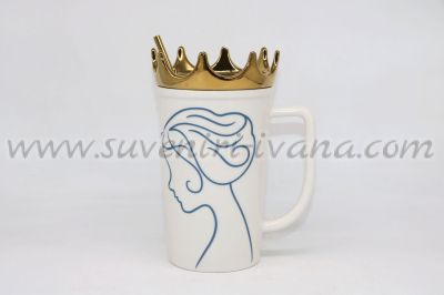чаша със златна корона и сламка