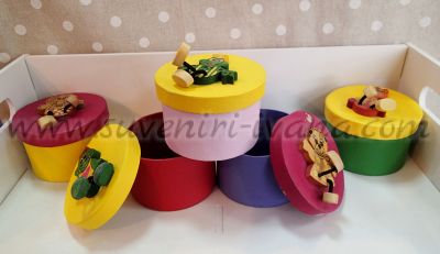 Цветни картонени кутийки с декорация дървени фигурки 8,0 х 6,0 см.