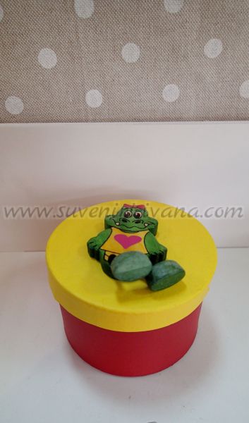 Цветни картонени кутийки с декорация дървени фигурки 8,0 х 6,0 см.