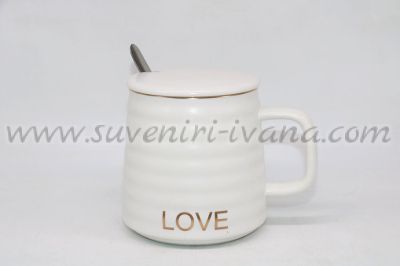 черна чаша с надпис 'Love'