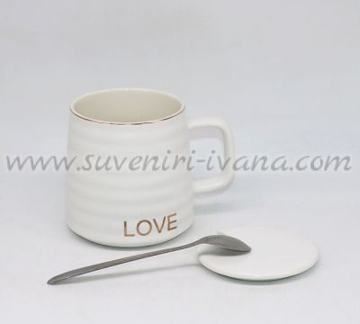 чаша в бяло с капаче и лъжичка Love