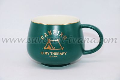 тъмнозелена чаша с палатка и надпис Camping is my therapy