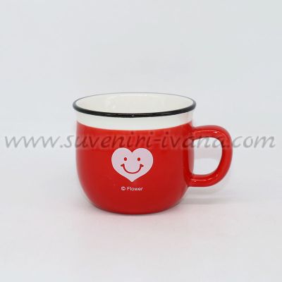 Червена чашка за кафе със сърце