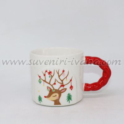 Бяла коледна чаша с червена дръжка и коледно еленче