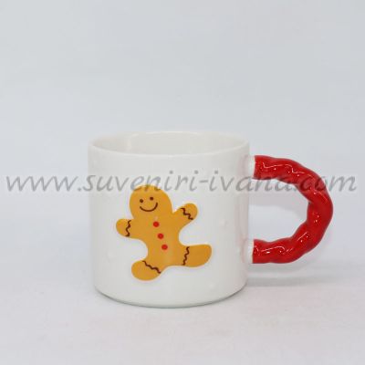 Бяла коледна чаша с червена дръжка и джинджифилово човече