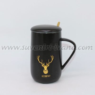 черна коледна чаша с елен златен принт