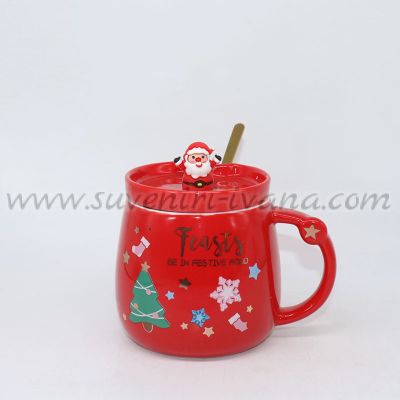 червена чаша с коледни мотиви и капаче с дядо коледа