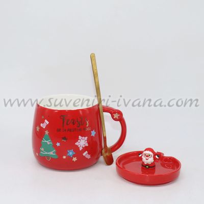 червена коледна чаша с фигурка дядо коледа