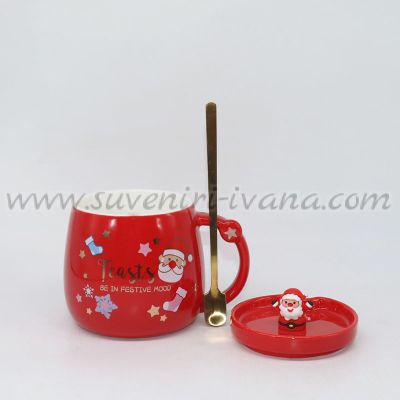 червена коледна чаша с фигурка дядо коледа