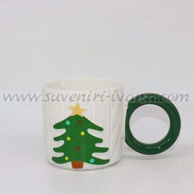 коледна чаша с украсена коледна елха