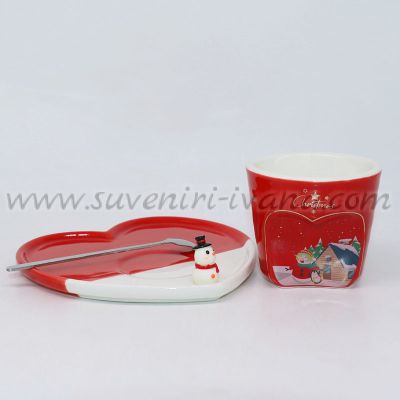 коледна чаша с чинийка и лъжичка