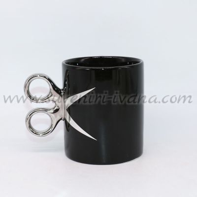 черна чаша с дръжка във формата на ножица