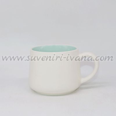 чаша с фигурка кученце на дъното