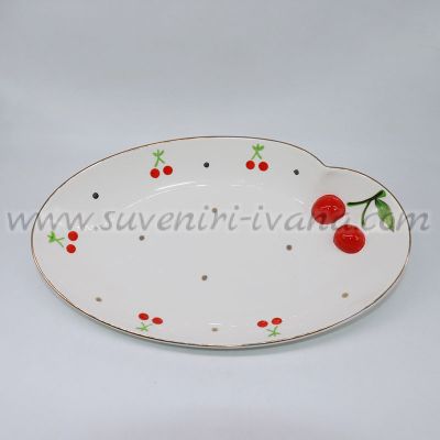 плато за сервиране с черешки