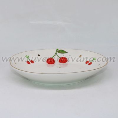 чиния за сервиране с черешки