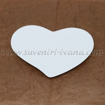 бяла чинийка с формата на сърце
