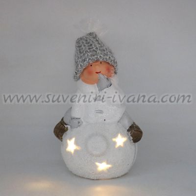 светеща коледна фигурка дете върху снежна топка с LED лампичка