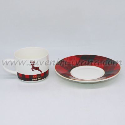 коледна порцеланова чаша с чинийка и елен в червено каре