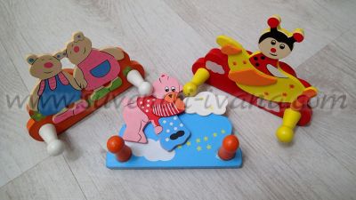 Детска дървена закачалка калинка 12,5 х 10,0 см.