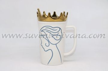 чаша със златна корона и сламка