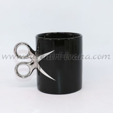 черна чаша с дръжка във формата на ножица
