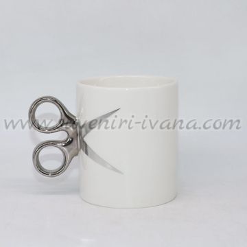 бяла чаша с дръжка във формата на ножица