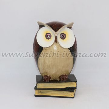декоративна фигурка бухал / сова върху книги