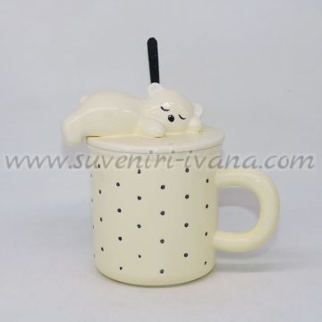 бледожълта чаша на точки с капак мече и лъжичка