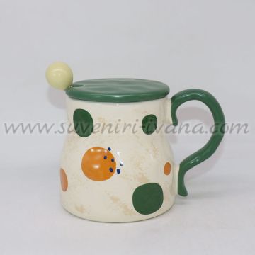 чаша на точки с капаче и лъжичка