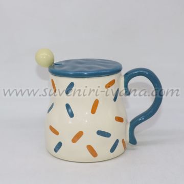 чаша на чертички капаче и лъжичка