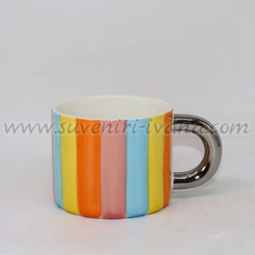 чаша с цветни райета и сребърна дръжка