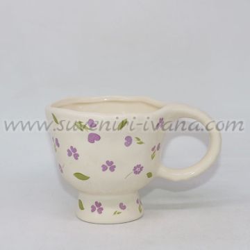 керамична чаша с основа и лилави цветчета