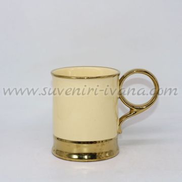 керамична чаша в кремав цвят със златисти детайли