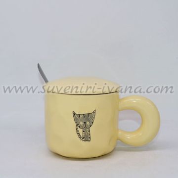 керамична чаша с капак и лъжичка с коте