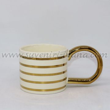 елегантна чаша със златисти линии и златна дръжка