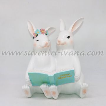 великденска декоративна фигурка – зайчета с книжка