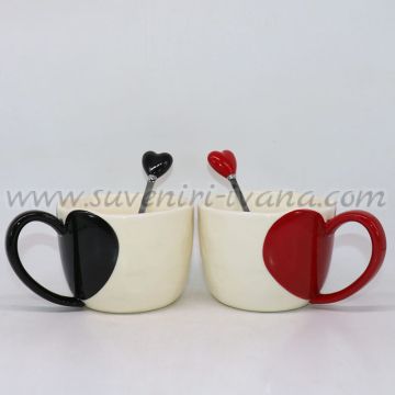 романтичен комплект чаши със сърца - червено и черно