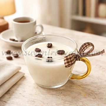 ароматна свещ с кафе в стъклена чаша с кафе зърна